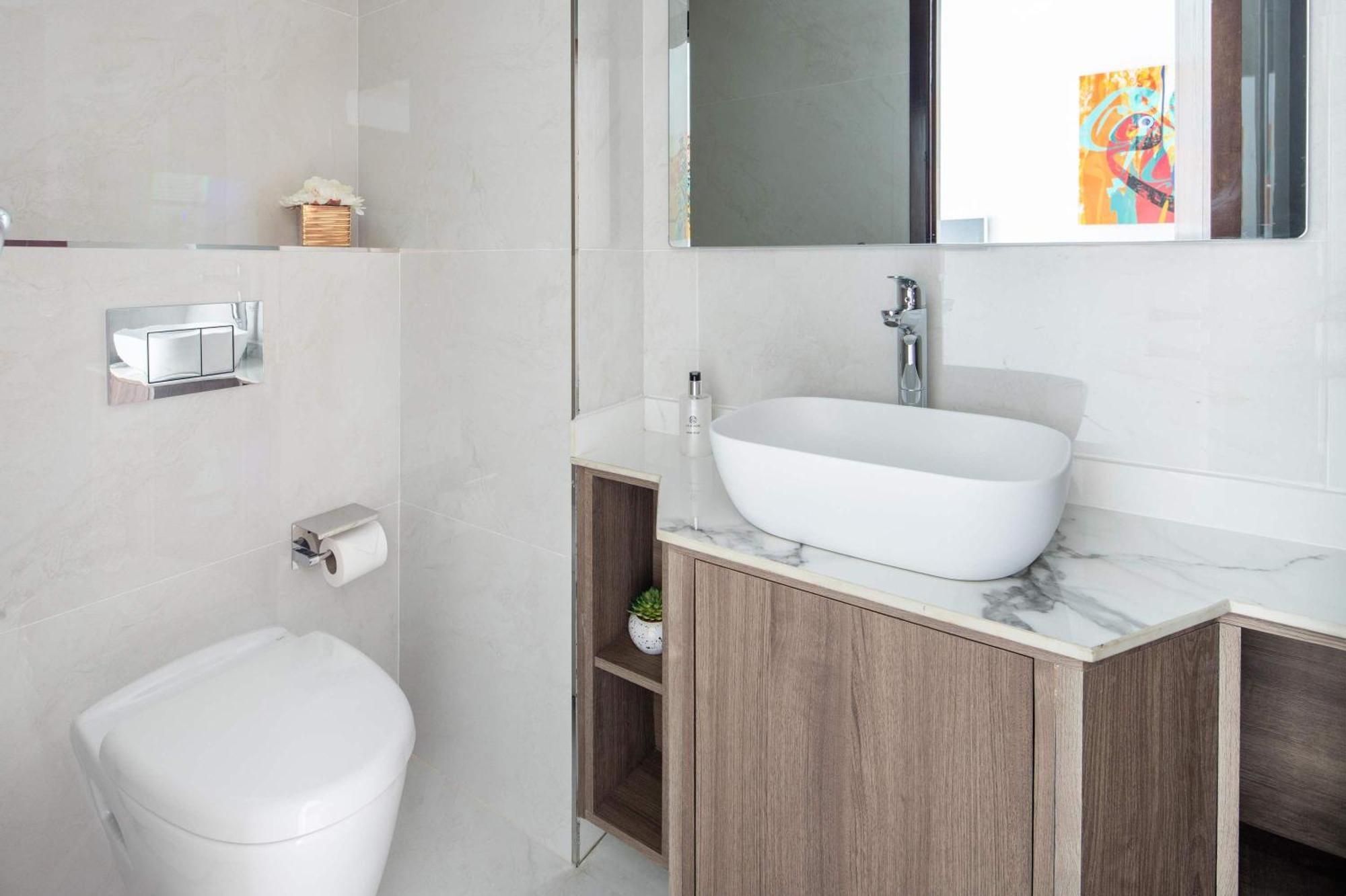 Frank Porter - The Residences 5 *