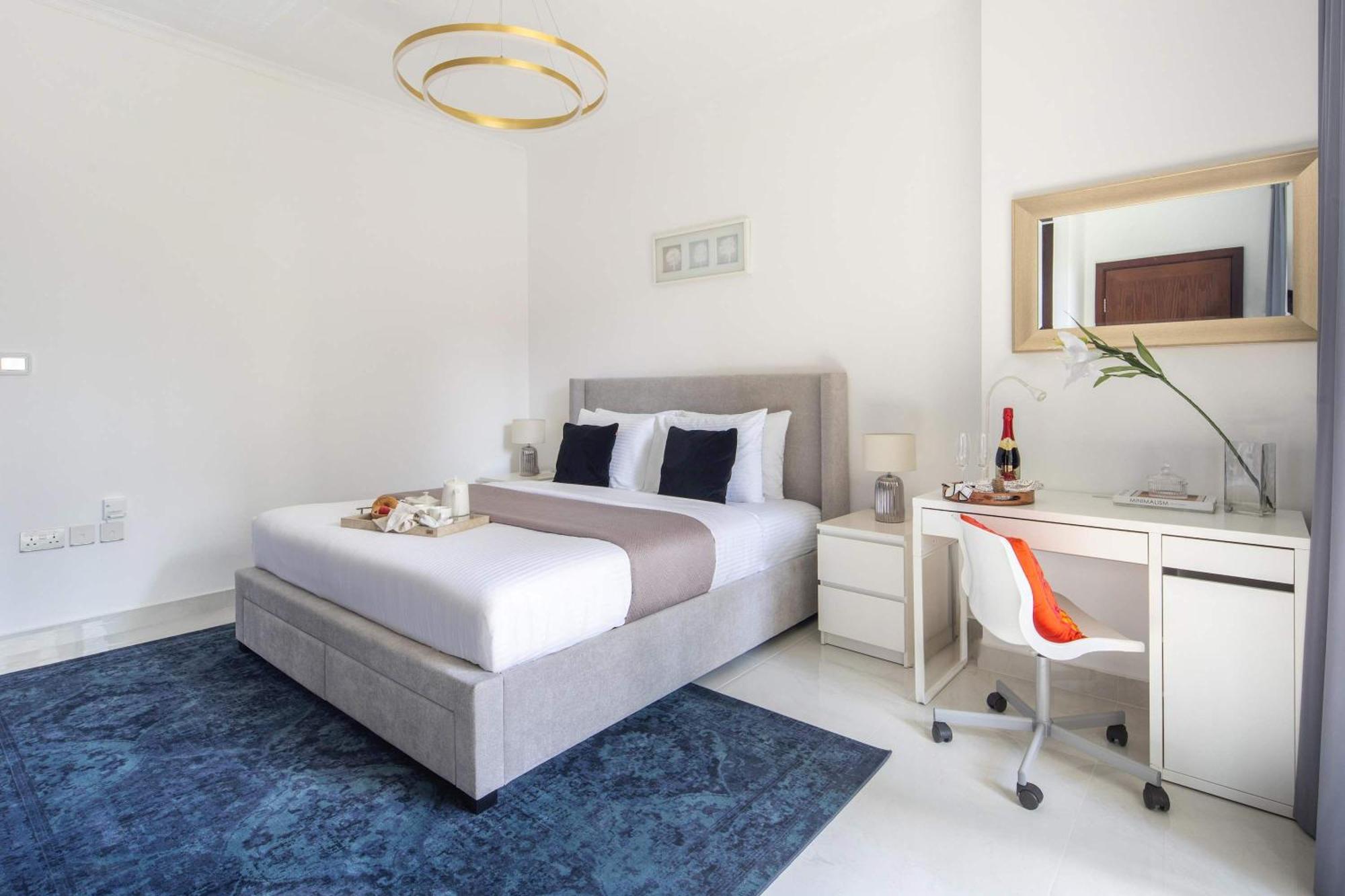 Frank Porter - The Residences 5 Apartment