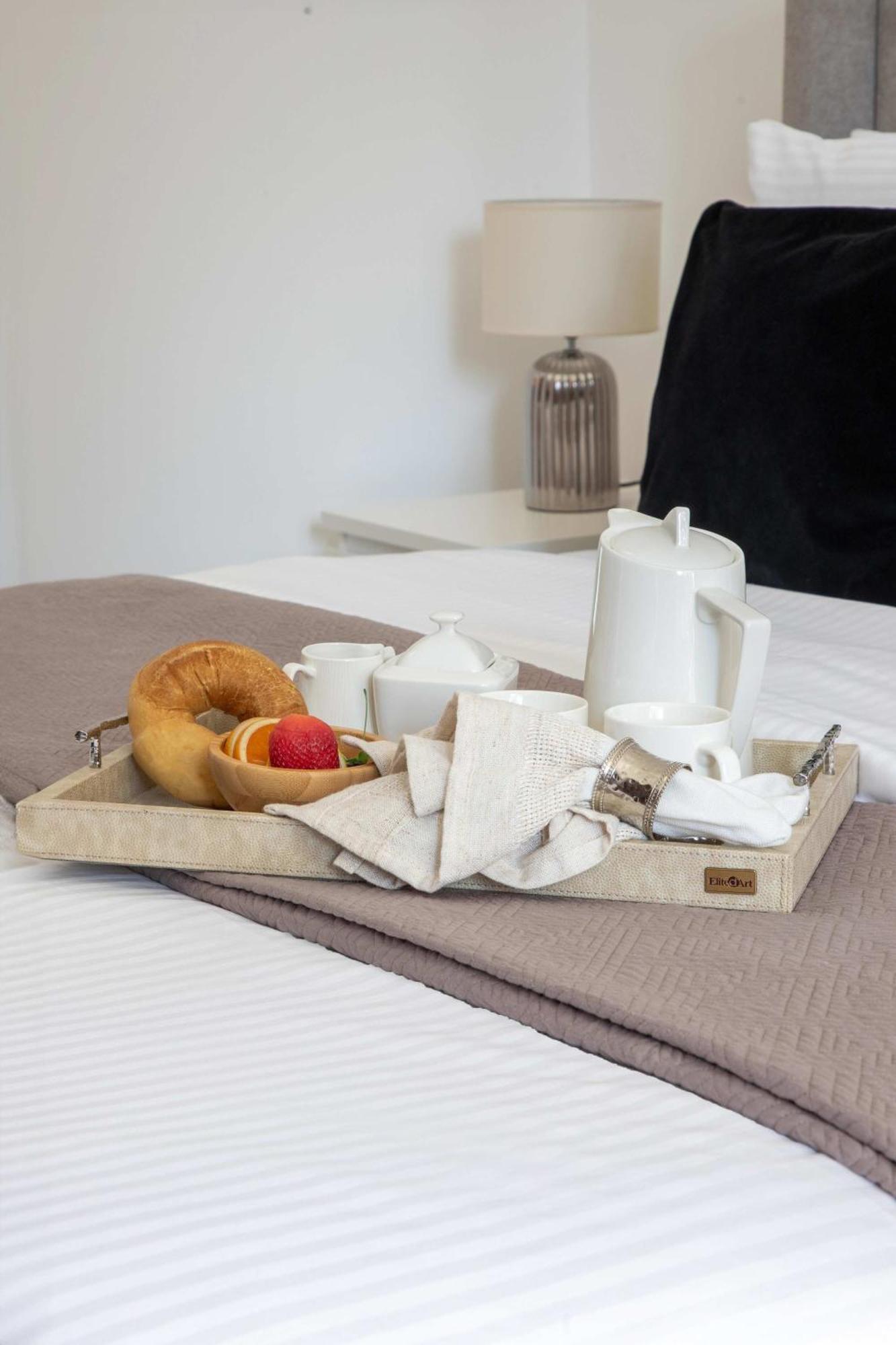 Frank Porter - The Residences 5 *