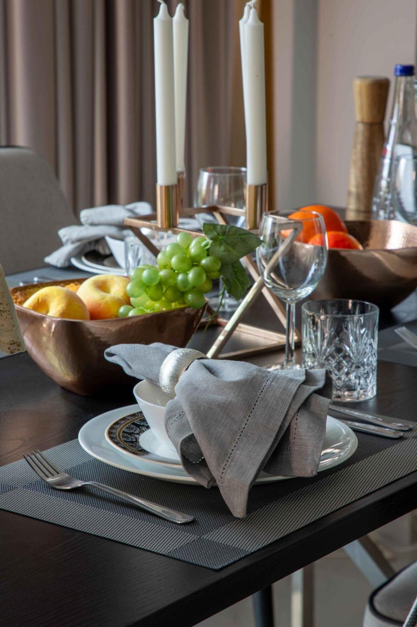 Frank Porter - The Residences 5 Apartment *
