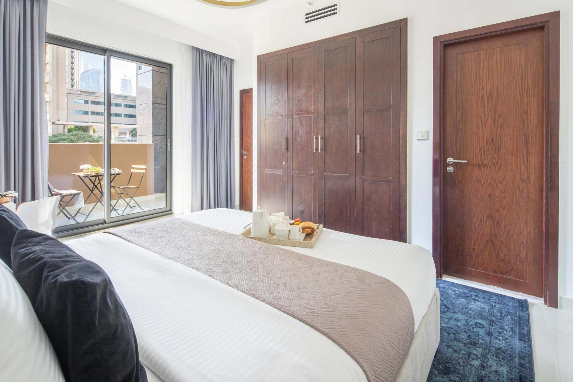 Frank Porter - The Residences 5 Apartment *